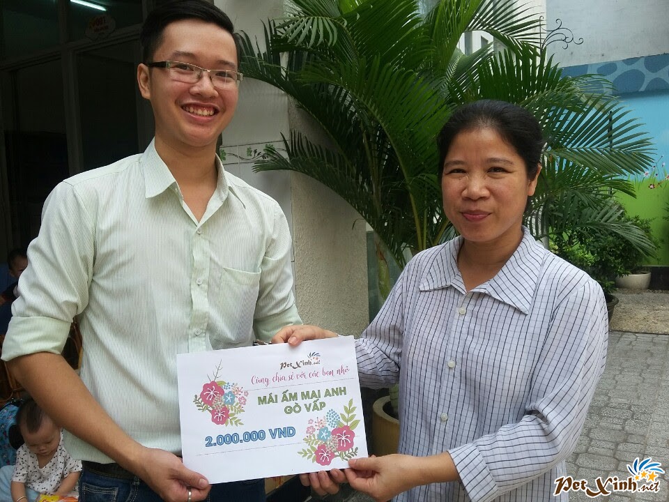 PetXinh.net đi thăm và tặng quà cho trẻ em mồ côi 5 Anh Kiên chủ shop PetXinh.net đã đại diện gửi tặng cho trung tâm 2 triệu đồng.